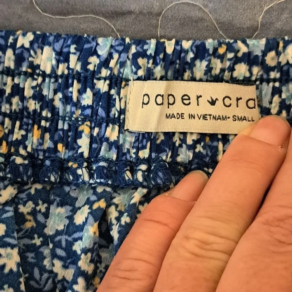 Paper Crane blue floral shorts size small